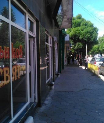 Отдава под наем търговско помещение