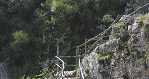 Разрушени мостове и стълби застрашават живота на туристите по Еменската пътека