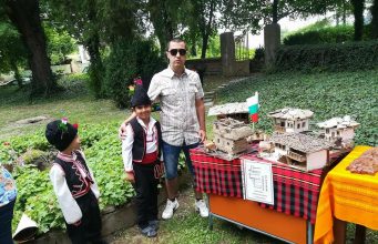 Спасил се от смърт мъж помага на болен младеж