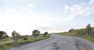 В Караисен негодуват от зейналите дупки на пътя за Павликени