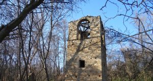 „Държавата е длъжник на Дебелцово и трябва да се извини на жителите му заради принудителното им изселване“. църквата в Дебелцово