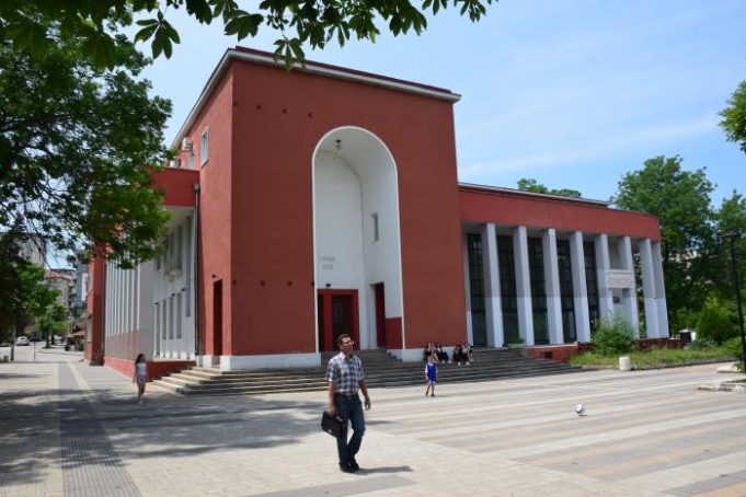 В Плевен театрална постановка и базар на книги подпомагат Данчо