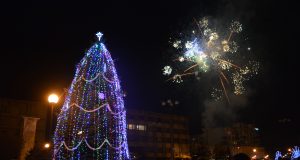 Отличниците на Павликени пуснаха светлините на коледната елха