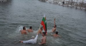 Търговец на ниви извади богоявленския кръст от река Росица край Павликени