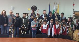 Деца сурвакаха общинарите в Павликени за Банго Васил