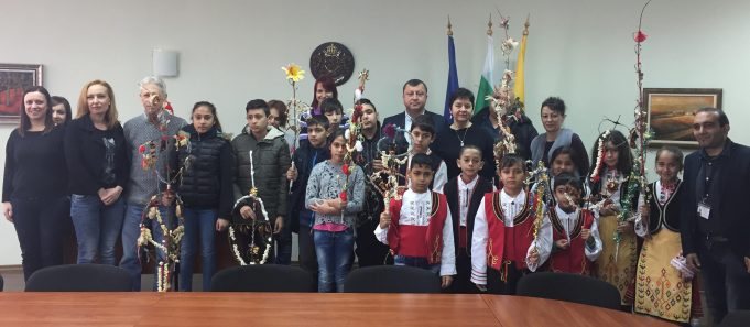 Деца сурвакаха общинарите в Павликени за Банго Васил