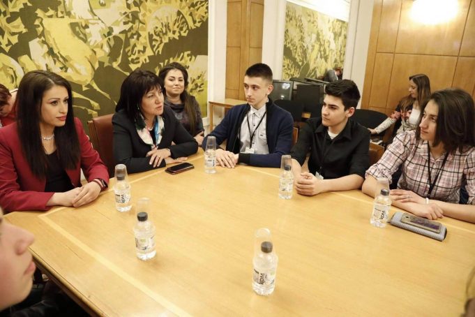 Ученици от Павликени посетиха НС по покана на Станислава Стоянова