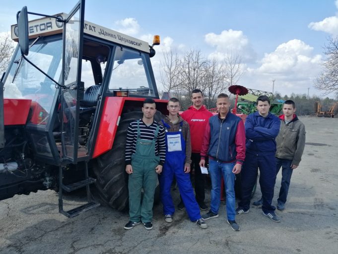 Младо попълнение механизатори са готови да започнат работа
