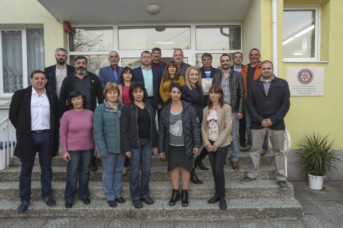 Дарение на устройства за пречистване на вода на децата на Павликени