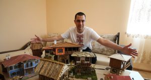 Млад мъж от Стамболово твори макети на възрожденски сгради