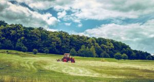 Търси да назначи тракторист