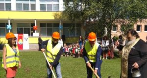 В Павликени направиха първа копка на нови площадки за игра в детската ясла