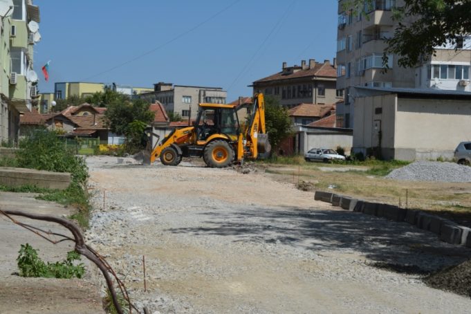 Предизборно асфалтират нова „улица“ в Павликени