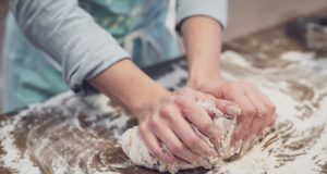 Търси да назначи помощник при приготвянето на храни