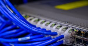 Търси да назначи техник телекомуникационни услуги