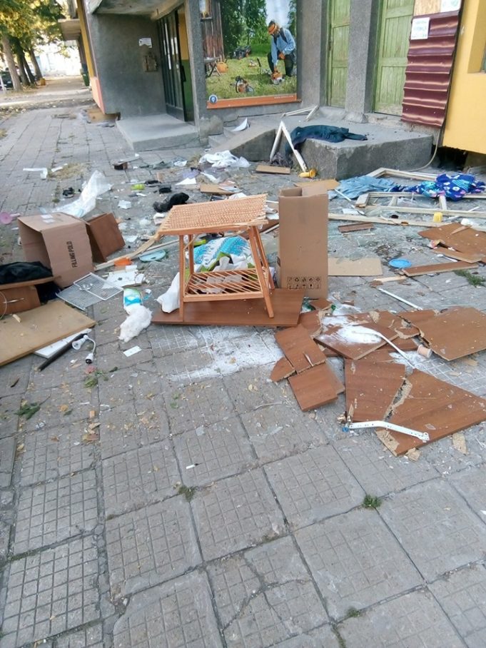 Мъж мятал мебели от балкона и потрошил две коли в Павликени