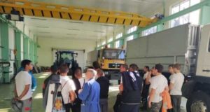 Фермер показа на ученици нагледно как се отглеждат животни