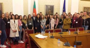 Ученици от Павликени посетиха Народното събрание по покана на Станислава Стоянова
