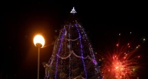 Отличниците на Павликени запалиха светлините на коледната елха