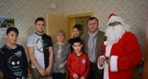 Коледни подаръци на децата от приемната грижа