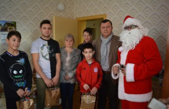 Коледни подаръци на децата от приемната грижа
