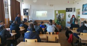 Бивш възпитаник на ПГАТ „Цанко Церковски“ – Павликени влиза в класната стая на своето училище Любомир Трифонов