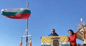 Проф. Христо Пимпирев развя знамето на Павликени на Антарктида проф. Христо Пимпирев