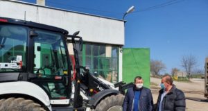 Община Павликени закупи комбиниран багер-товарач за превенция на природни бедствия