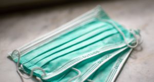 Доброволци шият маски за най-нуждаещите се в Павликени