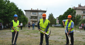 „Кмето“ направи първа копка на нови спортна и детска площадки в Павликени