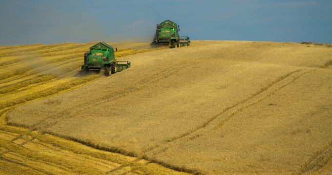 Търси да назначи водач на селскостопански машини