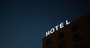 Търси да назначи рецепционист