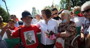 Другарката Корнелия Нинова