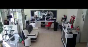 Павликенски фризьор обира клиенти по морето