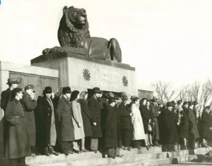 Паметникътъ на Незнайния войнъ въ София, прѣди да бѫде разрушенъ отъ комунистическитѣ вандали прѣзъ 1945 г.