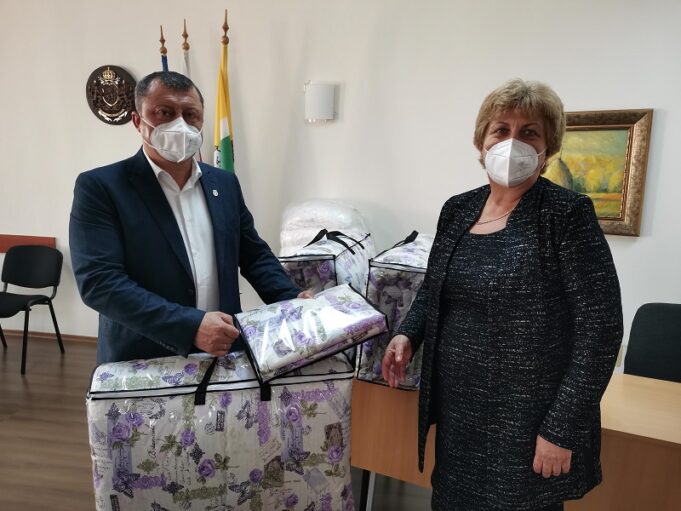 „Кмето“ дари комплекти завивки и спално бельо за МБАЛ – Павликени