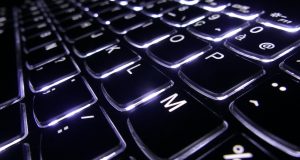 Търси да назначи компютърни програмисти / Looking to hire computer programmers