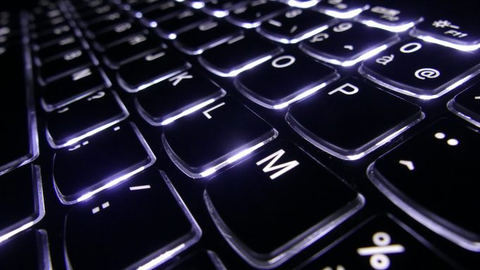 Търси да назначи компютърни програмисти / Looking to hire computer programmers