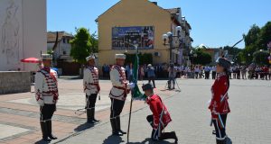 В Павликени беше осветено знамето на 12-ти ученически гвардейски отряд при СУ „Бачо Киро“