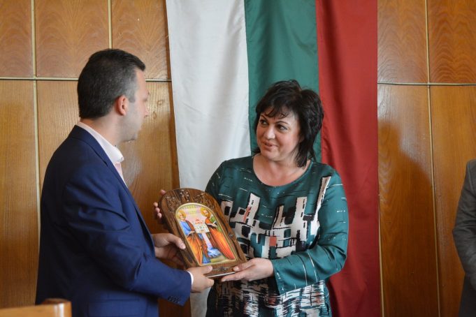Разкол… БСП – Павликени поиска оставката на Нинова