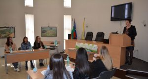 Ученици от Павликени организираха дебат за разделното събиране на отпадъци