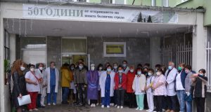 С минута мълчание медиците в Павликени почетоха загиналите от CoViD-19 свои колеги