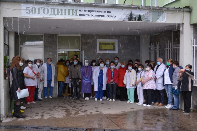 С минута мълчание медиците в Павликени почетоха загиналите от CoViD-19 свои колеги