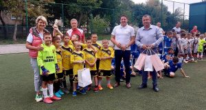 Министърът на спорта Весела Лечева награди деца във футболен турнир