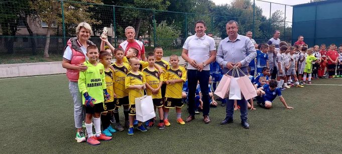 Министърът на спорта Весела Лечева награди деца във футболен турнир