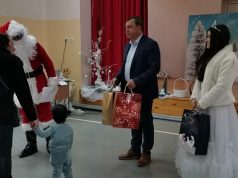 Павликенският кмет раздаде коледни подаръци на децата от приемната грижа
