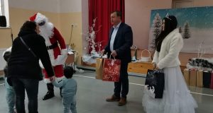 Павликенският кмет раздаде коледни подаръци на децата от приемната грижа
