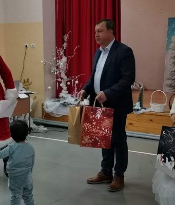 Павликенският кмет раздаде коледни подаръци на децата от приемната грижа