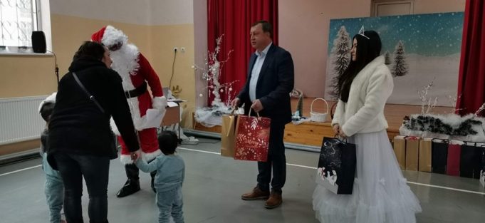 Павликенският кмет раздаде коледни подаръци на децата от приемната грижа