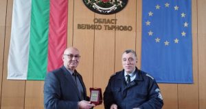 Началникът на „Охранителна полиция“ при ОД на МВР комисар Стефан Николов с плакет от областния управител